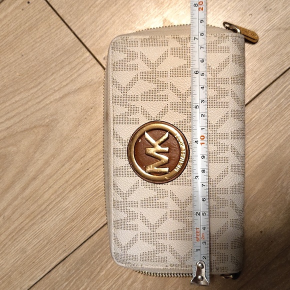 Michael Kors Cream Wallet - Picture 6 of 6